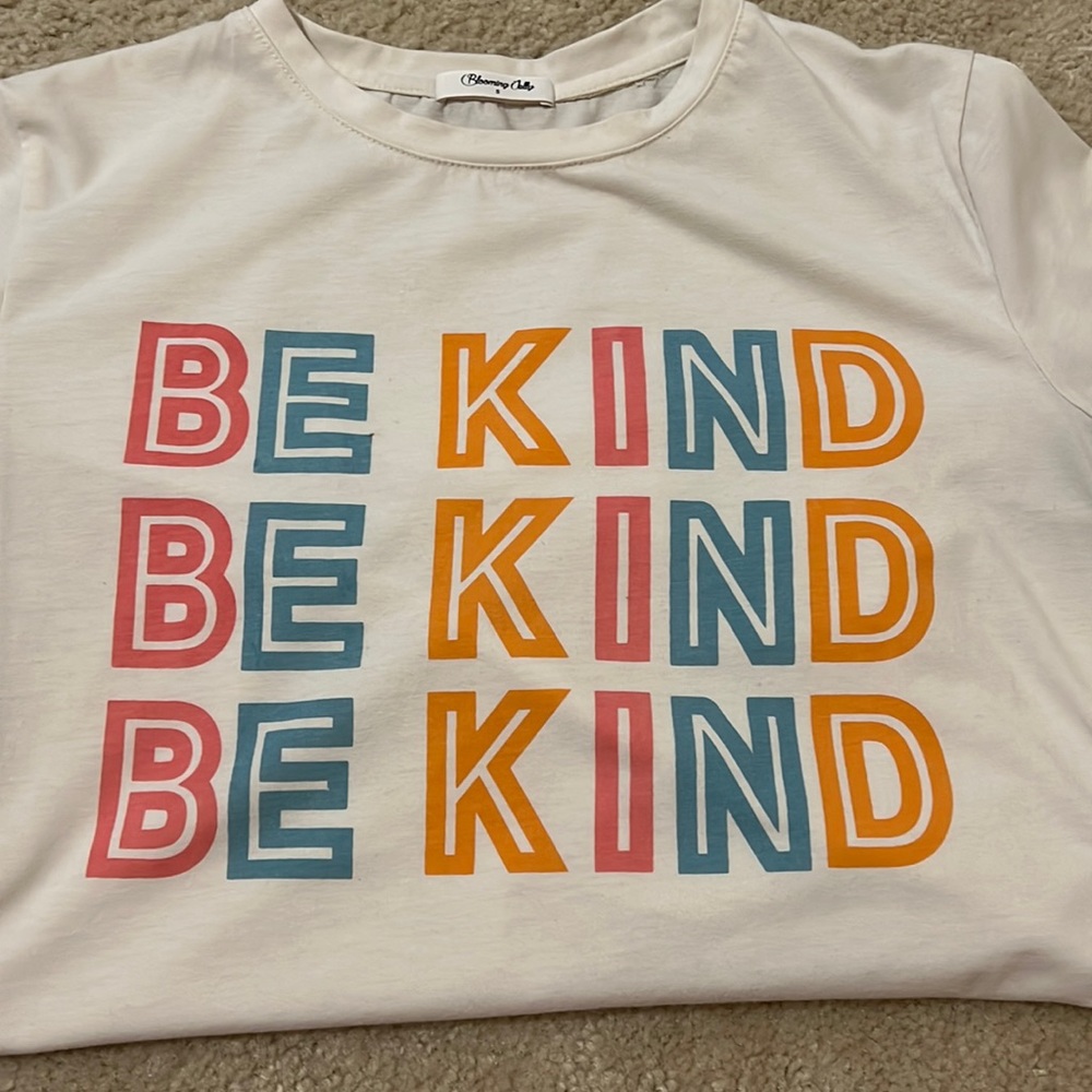 “Be kind” graphic tee